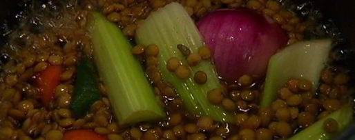 Шаг 3: чечевицы с сыром буррата и базиликовым маслом