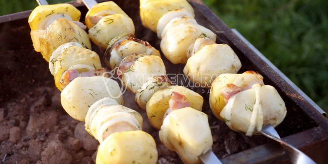 Рецепт картофеля на мангале с салом и луком