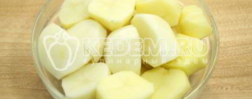 Шаг 2: картофеля на мангале с салом и луком