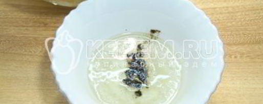 Шаг 3: картофеля на мангале с салом и луком