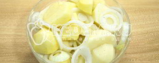 Шаг 4: картофеля на мангале с салом и луком