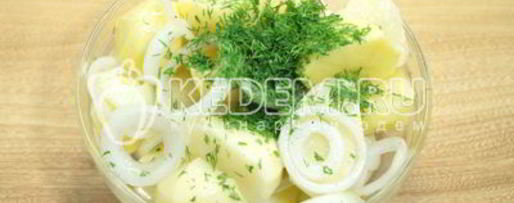 Шаг 5: картофеля на мангале с салом и луком