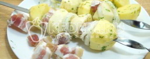 Шаг 6: картофеля на мангале с салом и луком