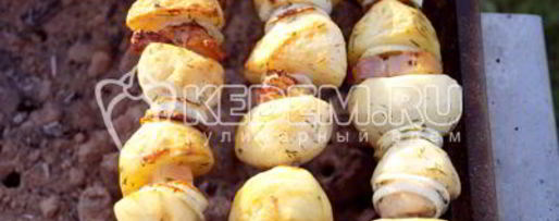 Шаг 8: картофеля на мангале с салом и луком