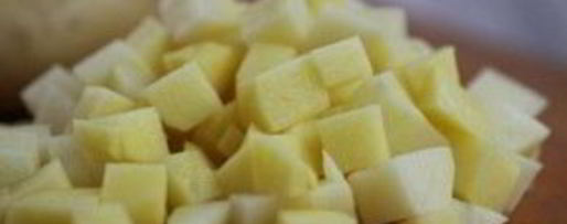 Шаг 3: картофеля с копчеными ребрышками