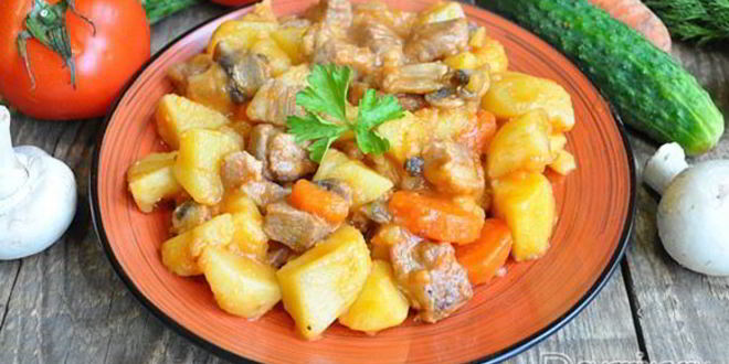 Рецепт картофеля с мясом и грибами в томатном соке