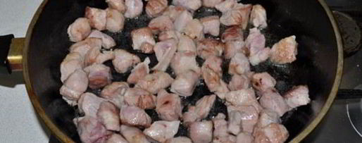 Шаг 1: картофеля с мясом и грибами в томатном соке