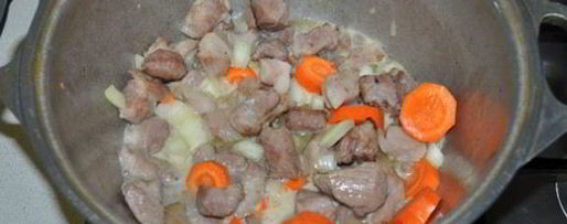 Шаг 2: картофеля с мясом и грибами в томатном соке