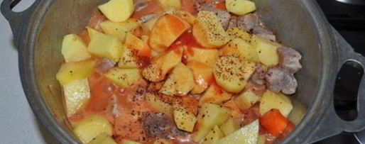 Шаг 3: картофеля с мясом и грибами в томатном соке