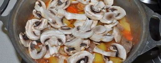 Шаг 4: картофеля с мясом и грибами в томатном соке