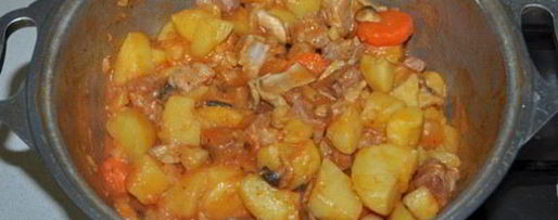 Шаг 5: картофеля с мясом и грибами в томатном соке