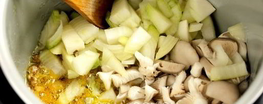 Шаг 3: картофеля с вешенками в мультиварке