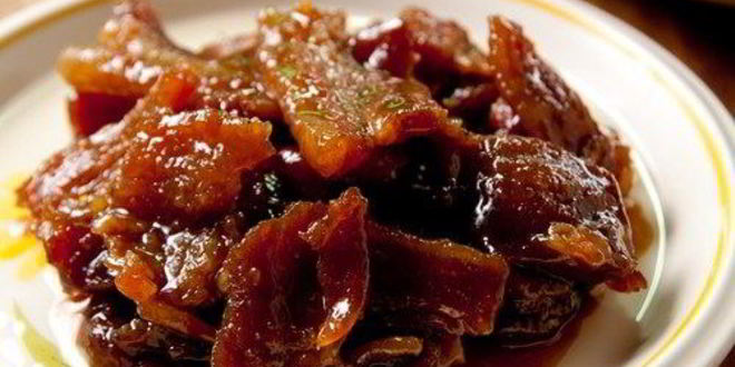 Рецепт хрустящих кусочков куриной кожи с жареным луком