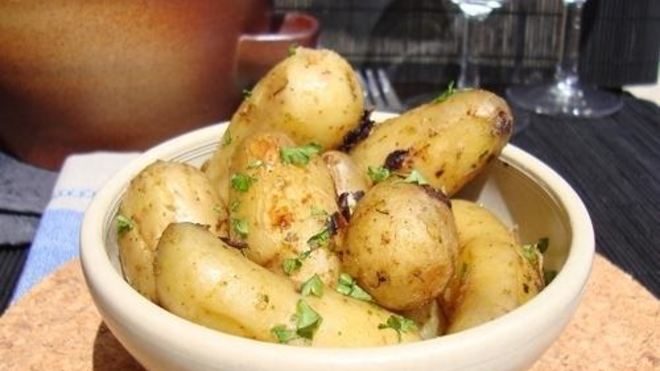 Рецепт Молодого картофеля с чесноком и петрушкой