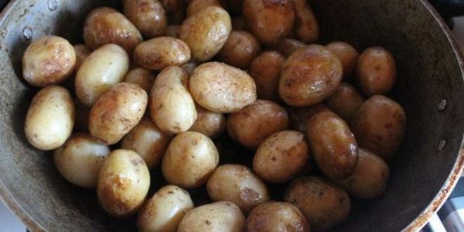 Рецепт молодого картофеля с чесноком и петрушкой