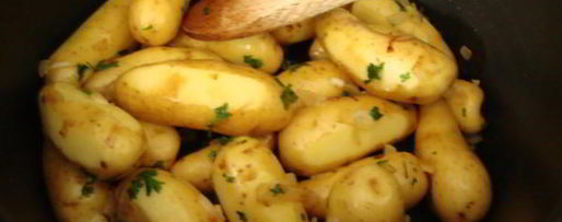 Шаг 2: молодого картофеля с чесноком и петрушкой