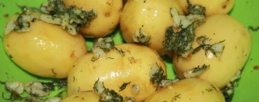 Шаг 2: молодого картофеля с салом, укропом и специями