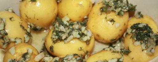 Шаг 3: молодого картофеля с салом, укропом и специями