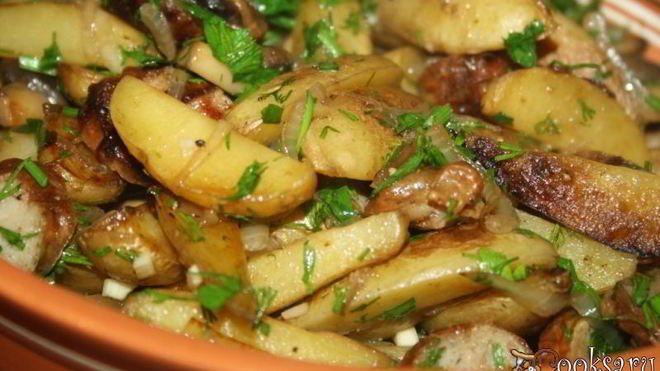 Рецепт Молодого картофеля, жареного с грибами, луком и домашней колбасой