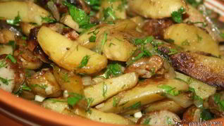 Рецепт Молодого картофеля, жареного с грибами, луком и домашней колбасой