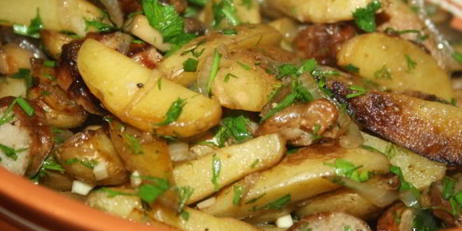Рецепт молодого картофеля, жареного с грибами, луком и домашней колбасой