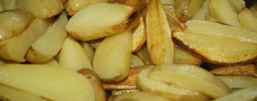 Шаг 1: молодого картофеля, жареного с грибами, луком и домашней колбасой