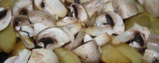 Шаг 2: молодого картофеля, жареного с грибами, луком и домашней колбасой