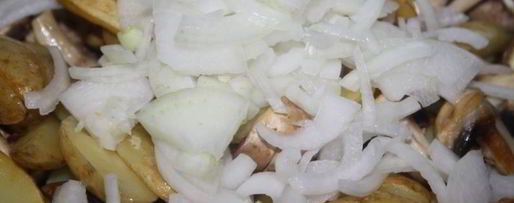 Шаг 3: молодого картофеля, жареного с грибами, луком и домашней колбасой