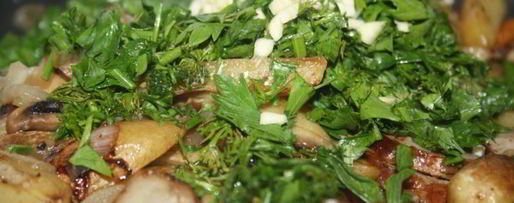 Шаг 5: молодого картофеля, жареного с грибами, луком и домашней колбасой