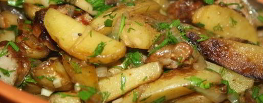 Шаг 6: молодого картофеля, жареного с грибами, луком и домашней колбасой