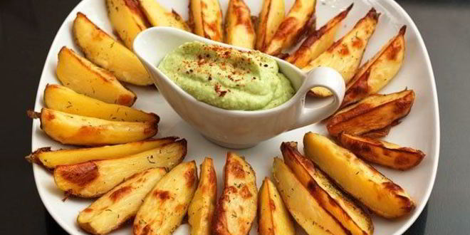 Рецепт печеного картофеля с соусом из авокадо