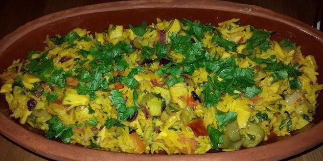 Рецепт риса с авокадо и овощами, запеченный в глиняных тарелках