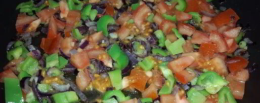 Шаг 2: риса с авокадо и овощами, запеченный в глиняных тарелках