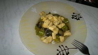 Рецепт Риса с баклажаном и перцем в восточно-азиатском стиле с грудкой индейки