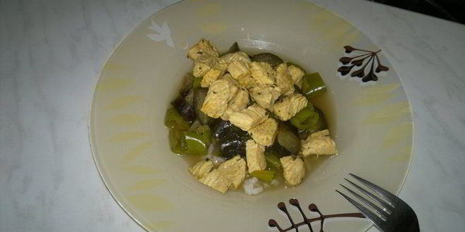 Рецепт риса с баклажаном и перцем в восточно-азиатском стиле с грудкой индейки