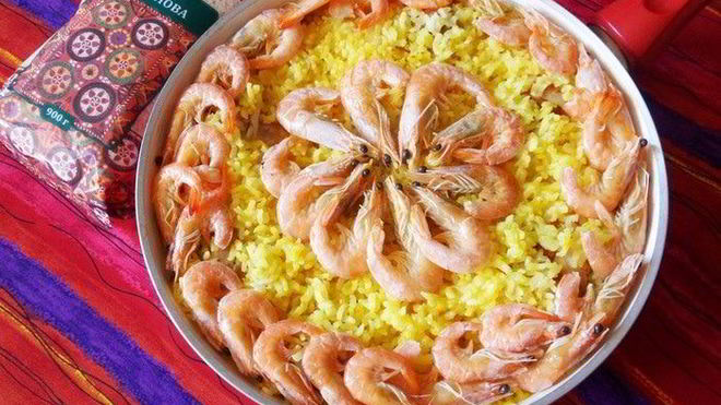 Рецепт Риса с креветками, курицей и копчеными колбасками