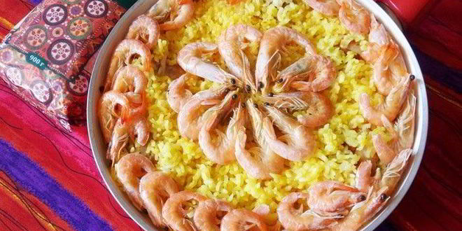 Рецепт риса с креветками, курицей и копчеными колбасками