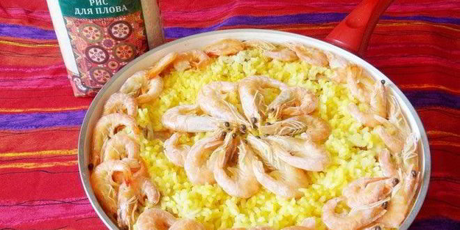 Рецепт риса с креветками, курицей и копчеными колбасками