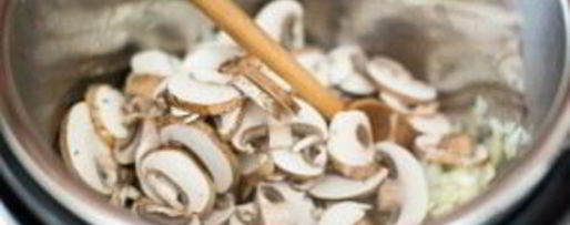 Шаг 2: риса с курицей и грибами в скороварке