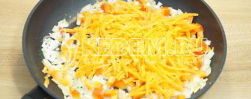 Шаг 2: риса с овощами на сковороде