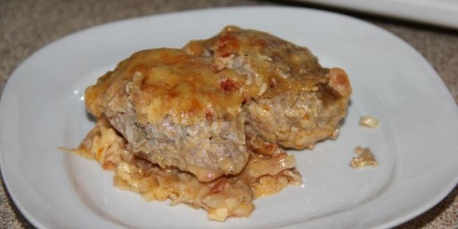 Рецепт ленивых голубцов из китайской капусты под соусом из соленых помидор