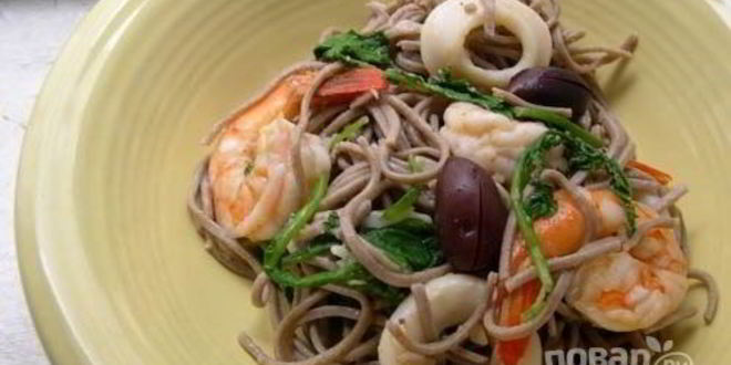 Рецепт гречневой лапши с креветками и кальмарами