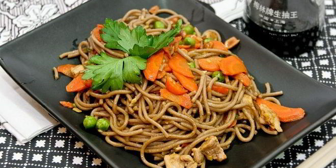 Рецепт гречневой лапши со свининой в соусе