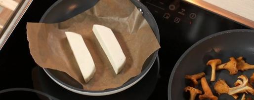 Шаг 1: лисичек с жареным адыгейским сыром