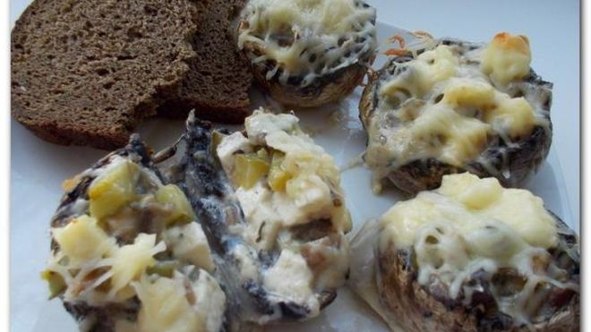 Рецепт Печеных шампиньонов с адыгейским сыром и соленым огурцом