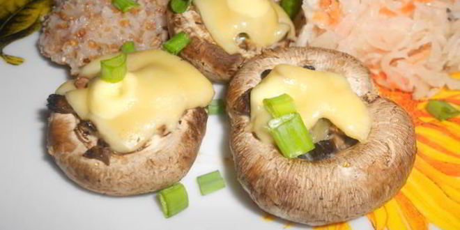 Рецепт печеных шампиньонов с адыгейским сыром и соленым огурцом