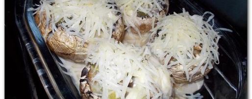 Шаг 3: печеных шампиньонов с адыгейским сыром и соленым огурцом