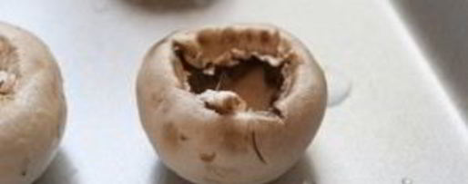 Шаг 1: шампиньонов, фаршированных беконом и сыром