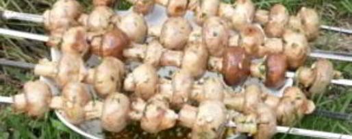 Шаг 2: шампиньонов на шампурах