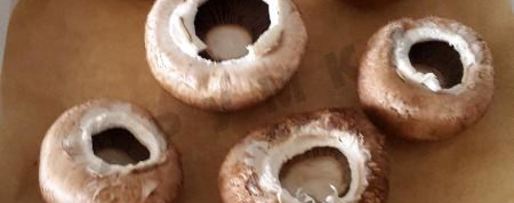 Шаг 1: шампиньонов с сыром с голубой плесенью